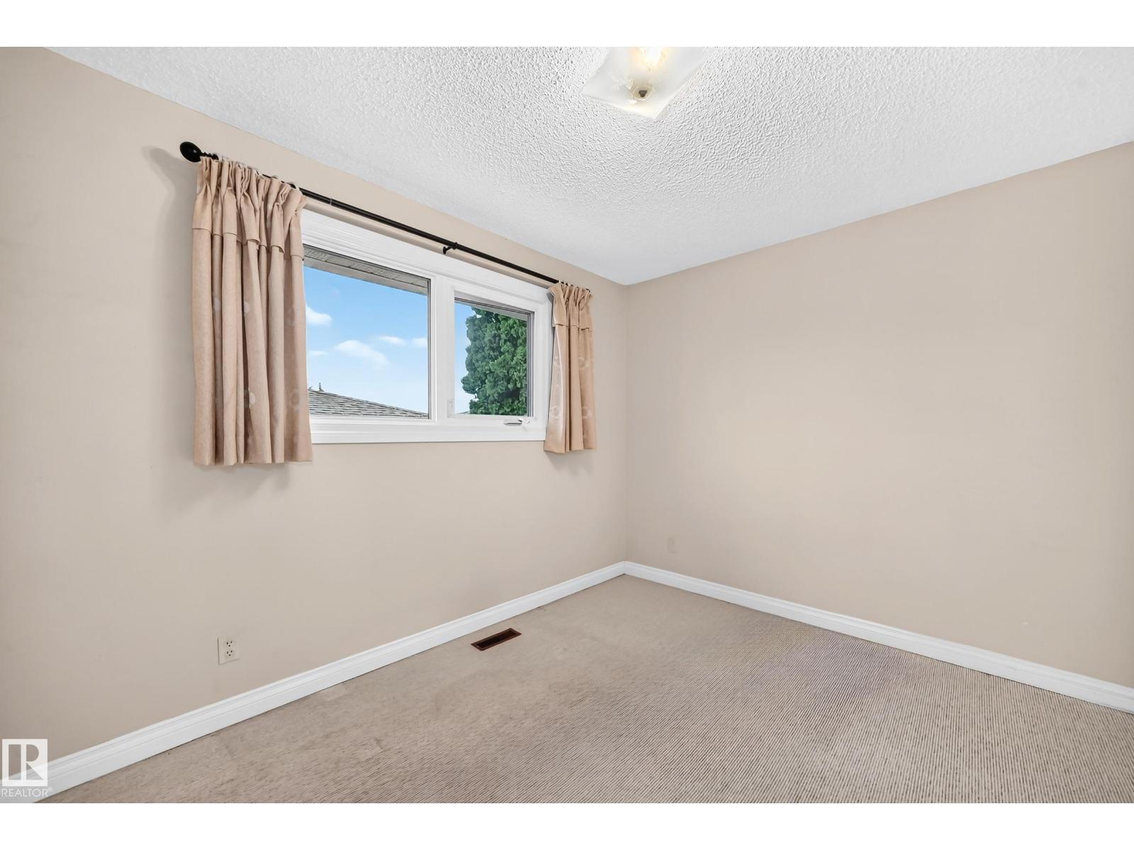 15020 88 St Nw, Edmonton, AB - Indoor Photo Showing Other Room
