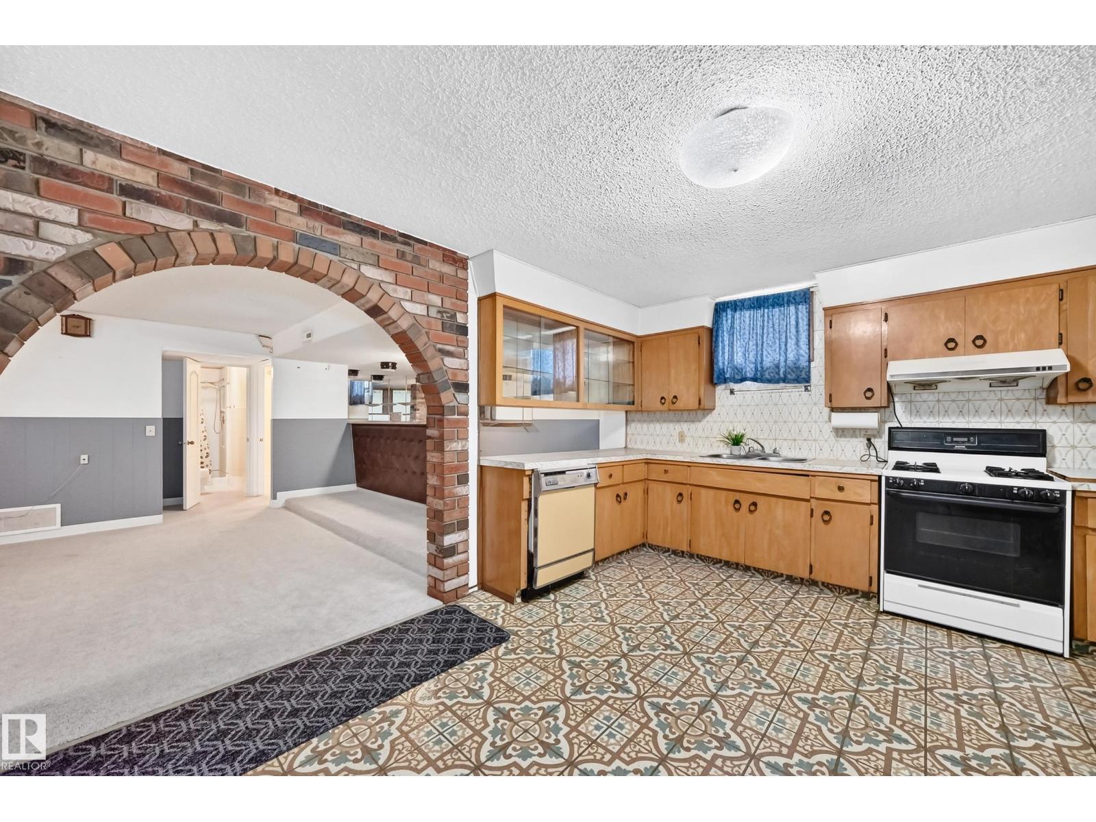 15020 88 St Nw, Edmonton, AB - Indoor Photo Showing Kitchen