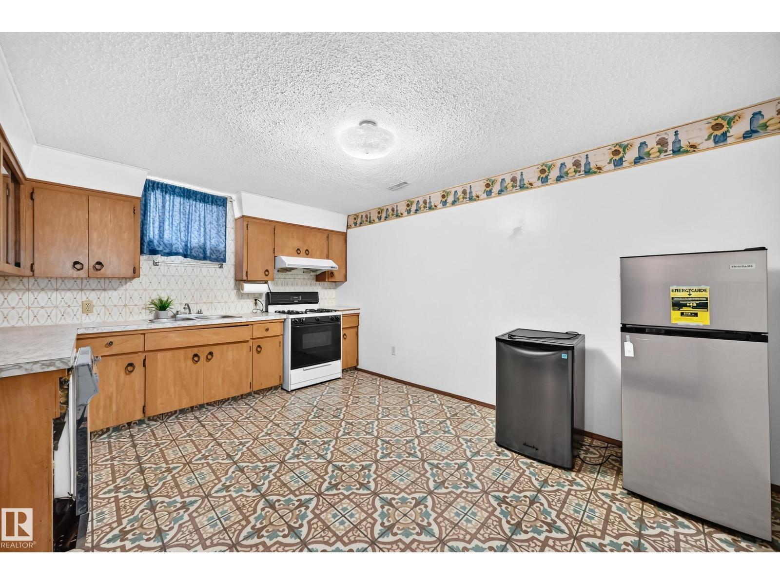 15020 88 St Nw, Edmonton, AB - Indoor Photo Showing Kitchen