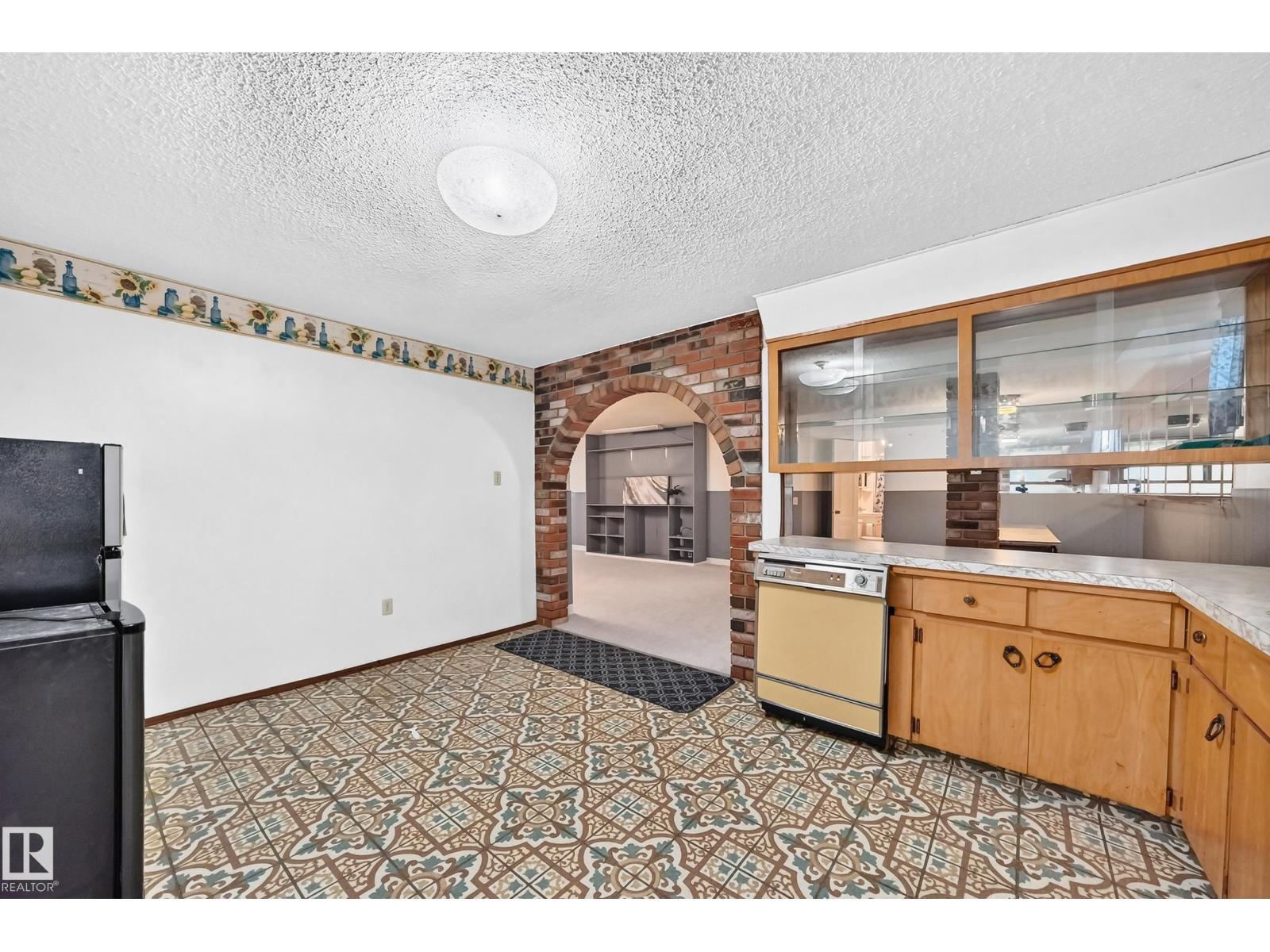 15020 88 St Nw, Edmonton, AB - Indoor Photo Showing Kitchen
