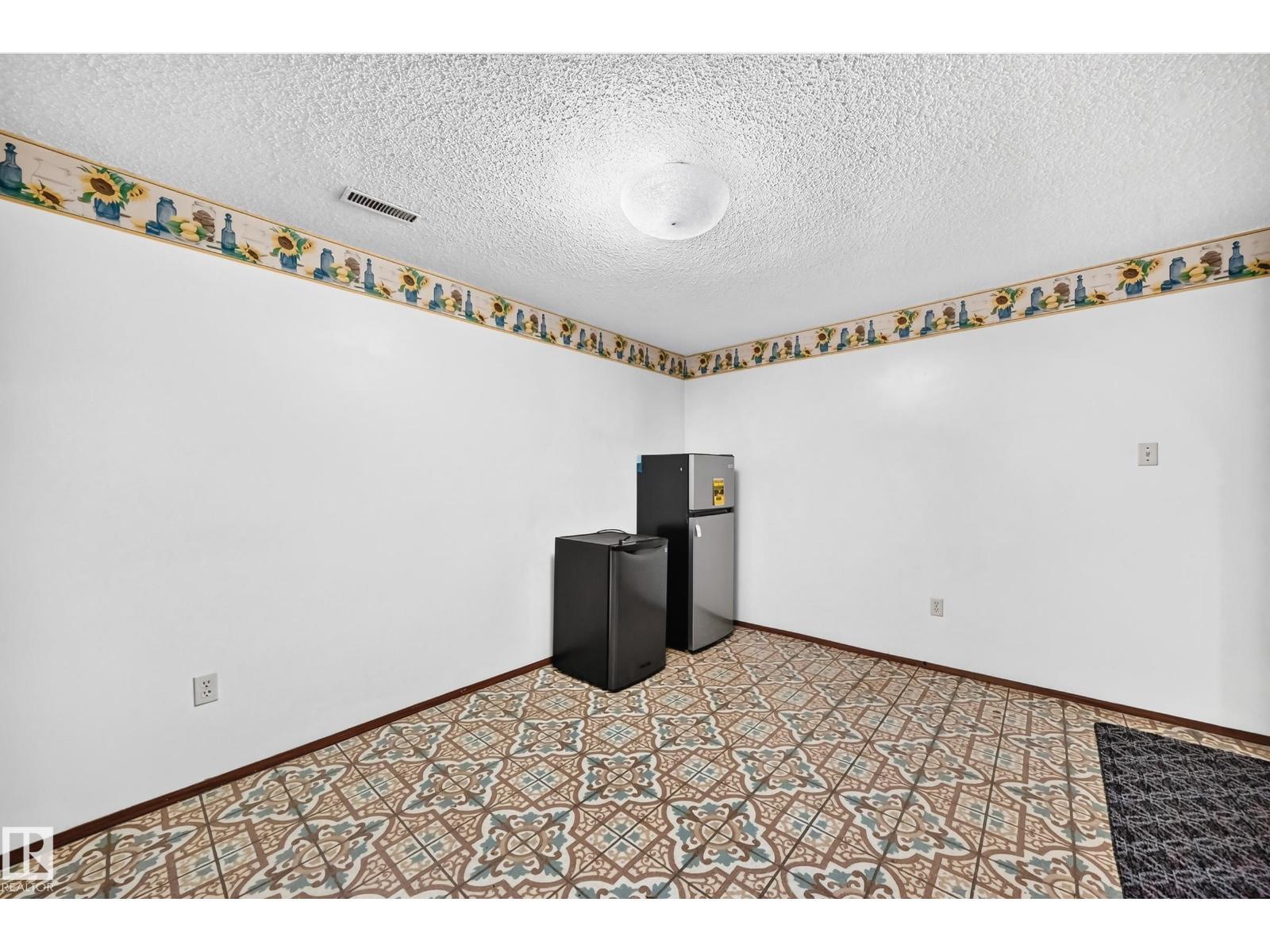 15020 88 St Nw, Edmonton, AB - Indoor Photo Showing Other Room
