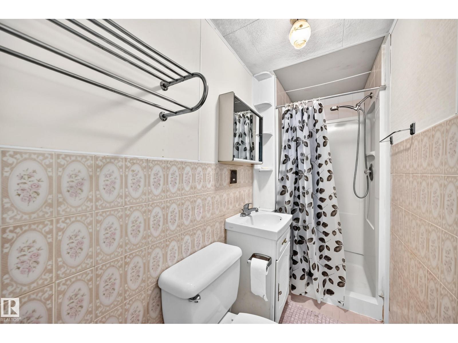 15020 88 St Nw, Edmonton, AB - Indoor Photo Showing Bathroom