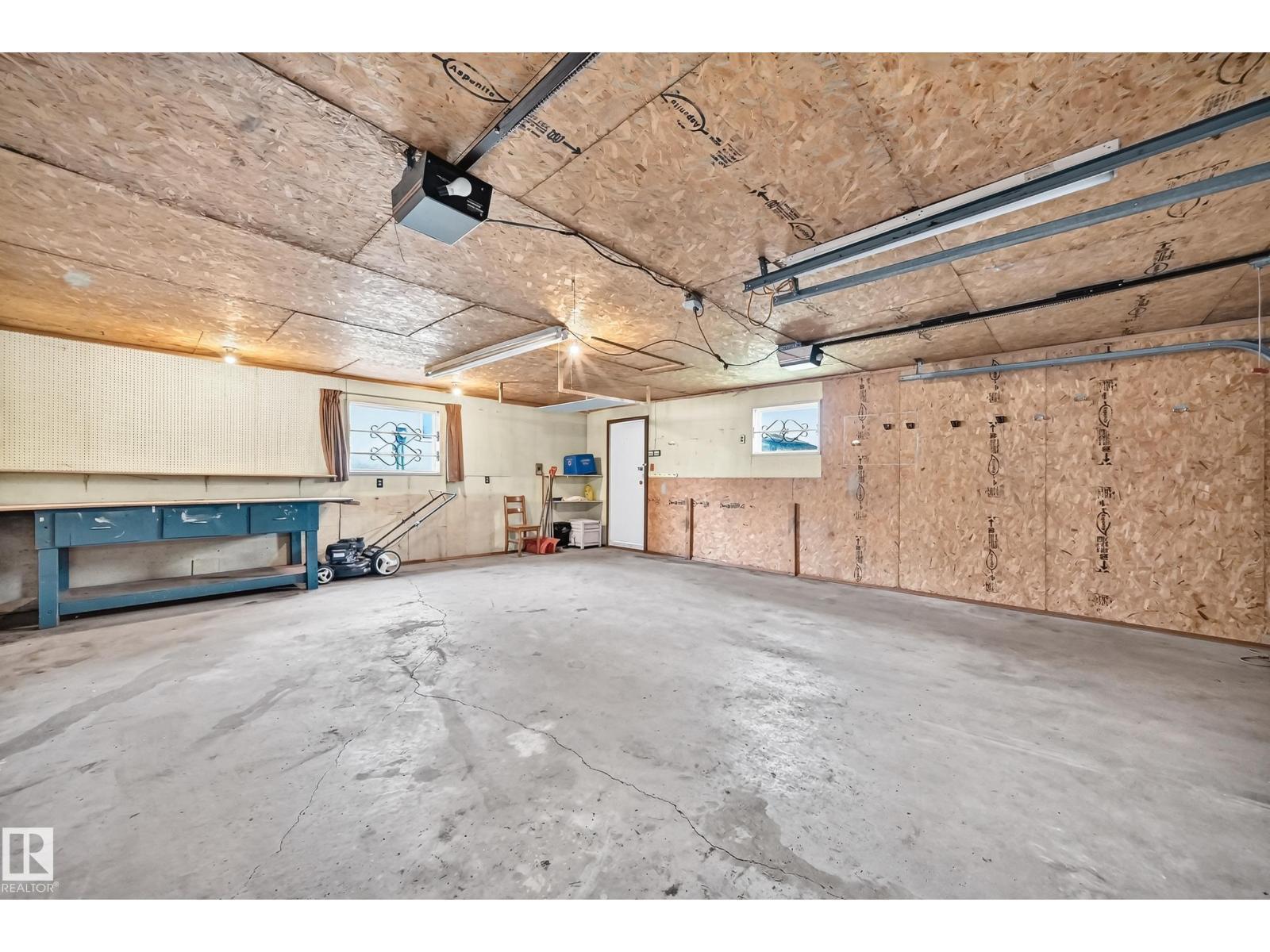 15020 88 St Nw, Edmonton, AB - Indoor Photo Showing Garage