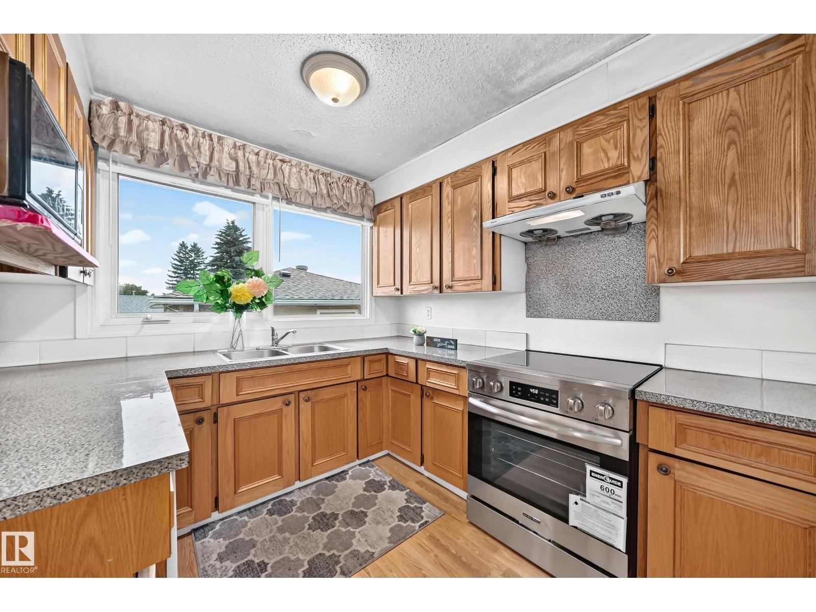 15020 88 St Nw, Edmonton, AB - Indoor Photo Showing Kitchen With Double Sink