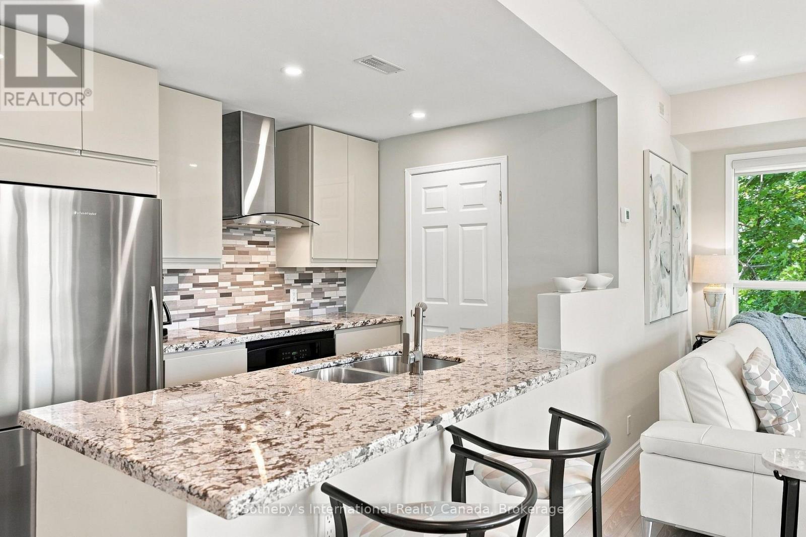464 Mariners Way, Collingwood, ON - Indoor Photo Showing Kitchen With Double Sink With Upgraded Kitchen