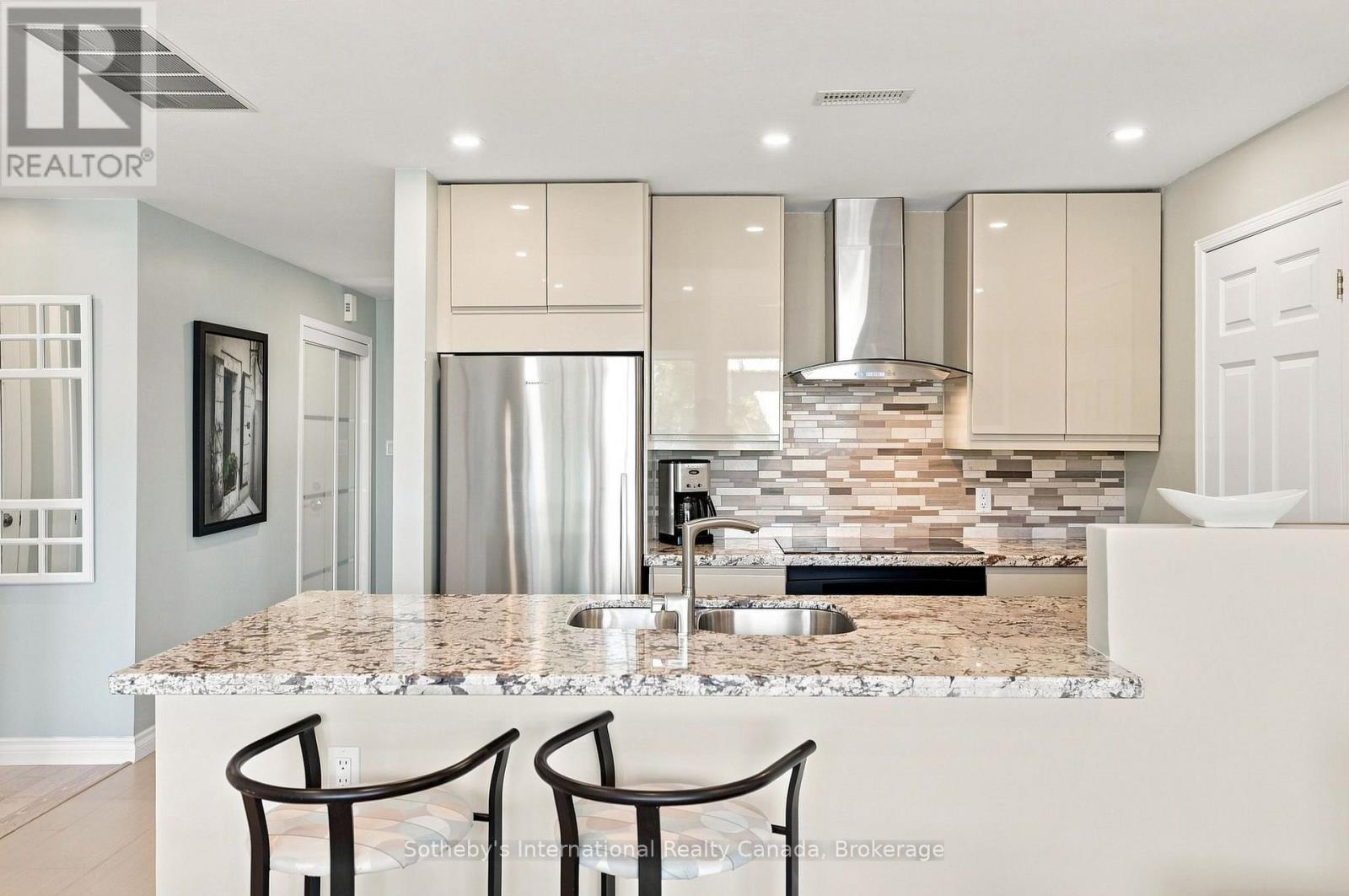464 Mariners Way, Collingwood, ON - Indoor Photo Showing Kitchen With Double Sink With Upgraded Kitchen