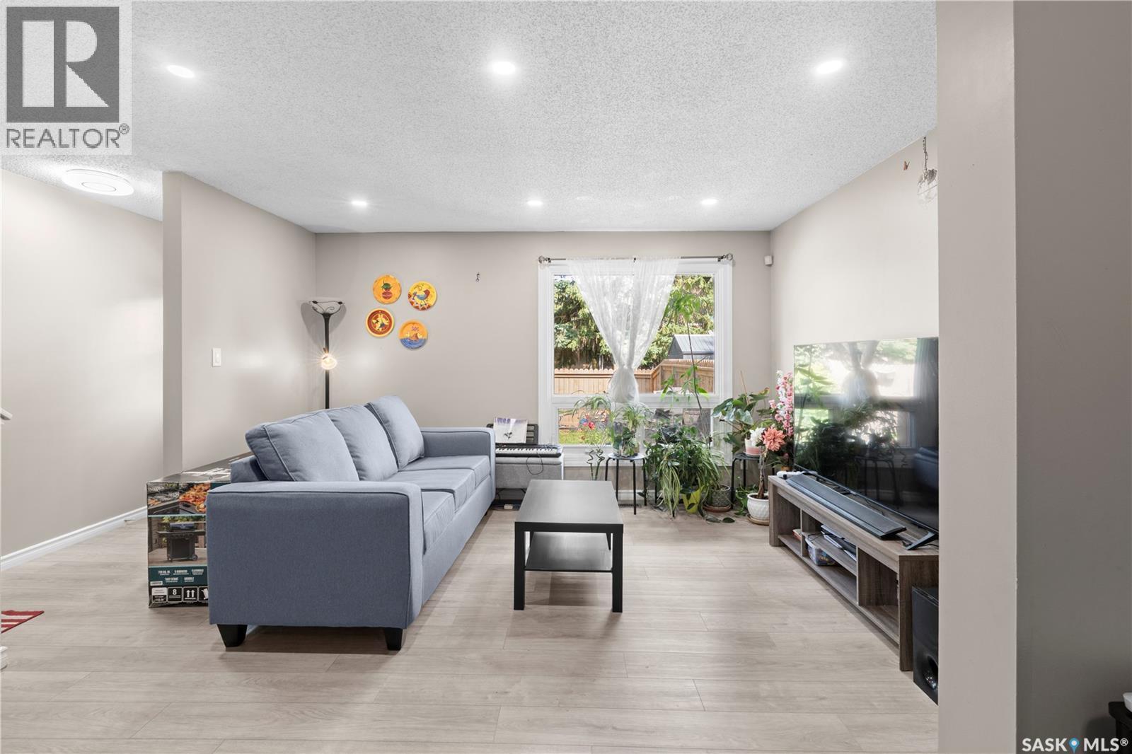 21 1128 Mckercher Drive, Saskatoon, SK - Indoor Photo Showing Living Room