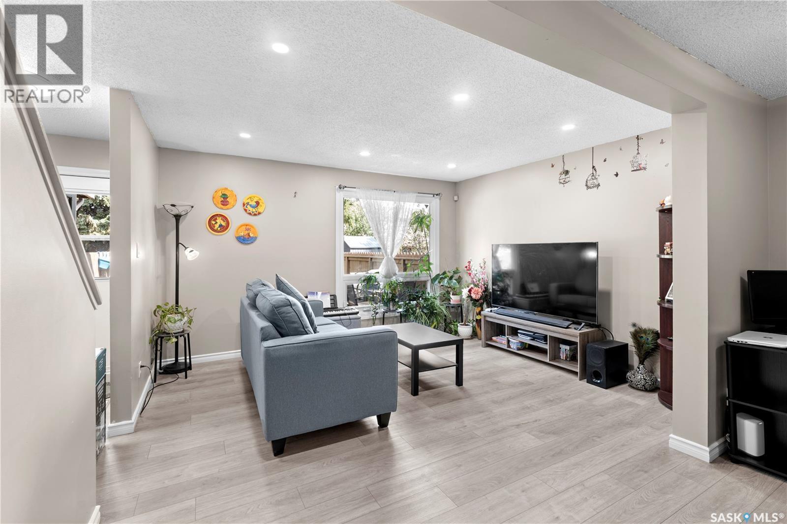 21 1128 Mckercher Drive, Saskatoon, SK - Indoor Photo Showing Living Room