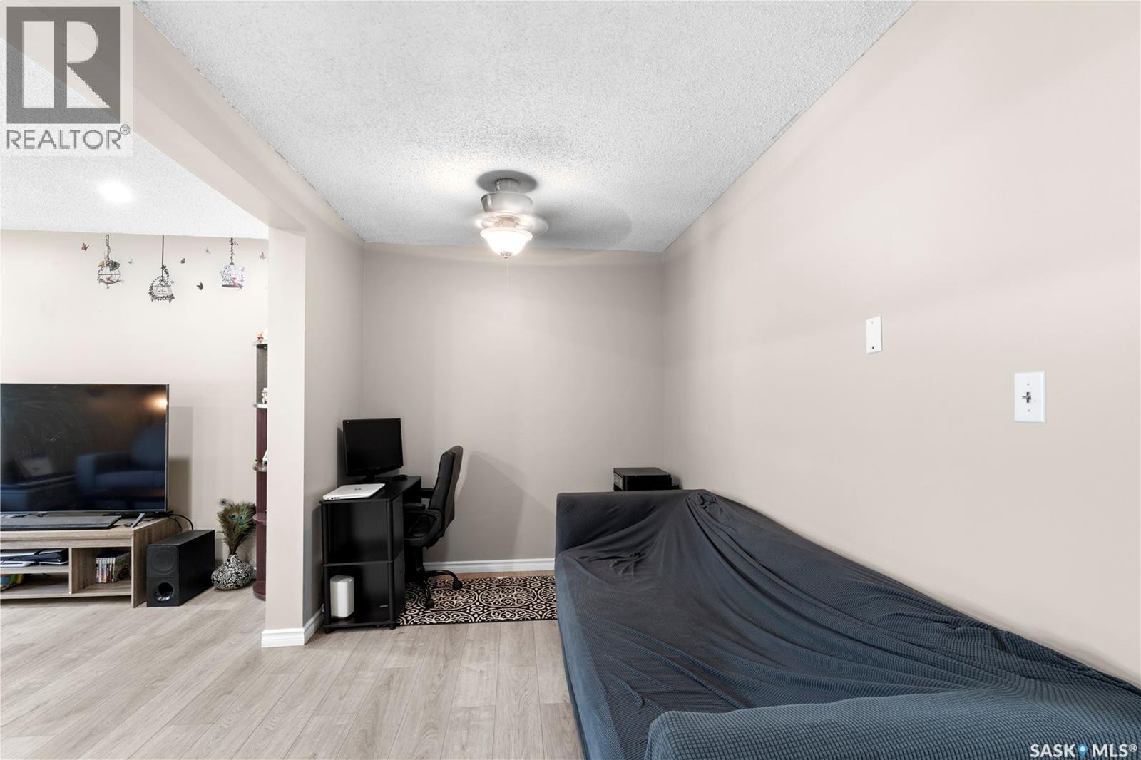 21 1128 Mckercher Drive, Saskatoon, SK - Indoor
