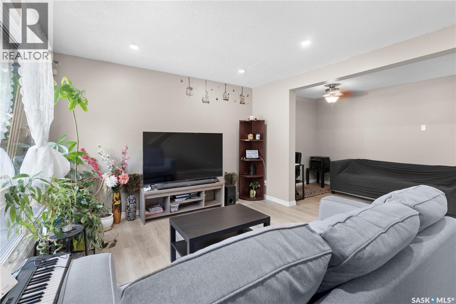 21 1128 Mckercher Drive, Saskatoon, SK - Indoor Photo Showing Living Room