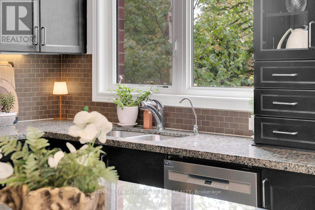 14 Atchison Drive, Caledon, ON - Indoor Photo Showing Kitchen