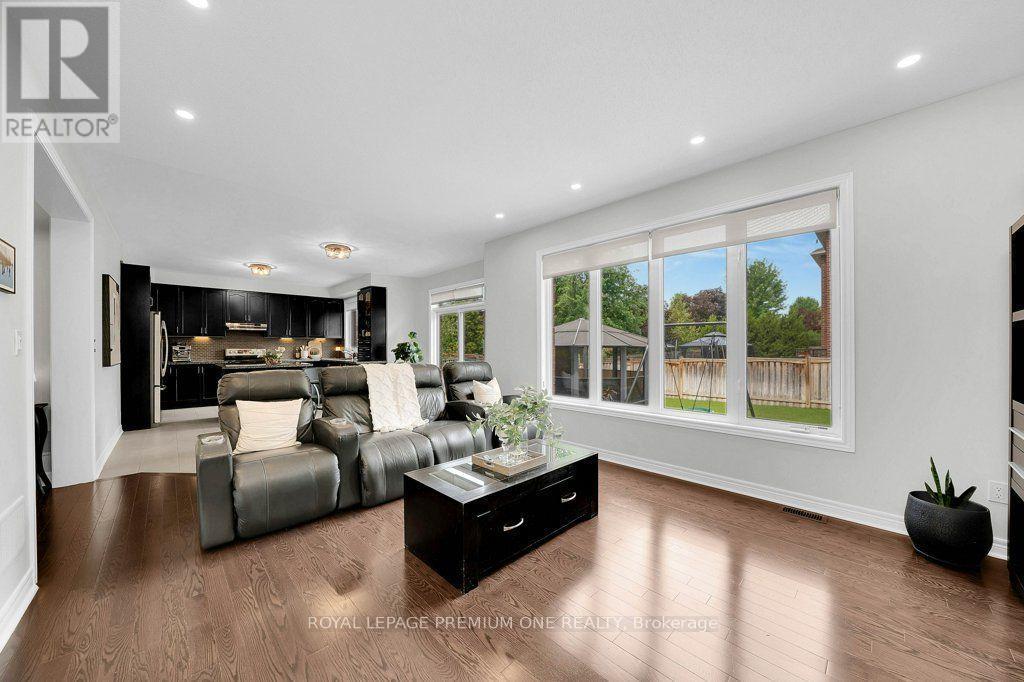 14 Atchison Drive, Caledon, ON - Indoor Photo Showing Living Room