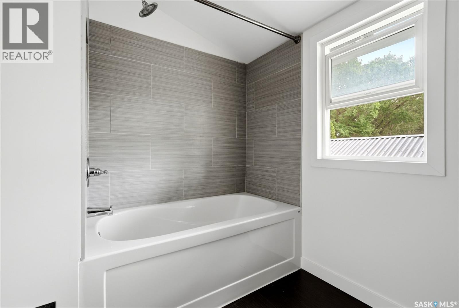 1209 14Th Avenue, Regina, SK - Indoor Photo Showing Bathroom