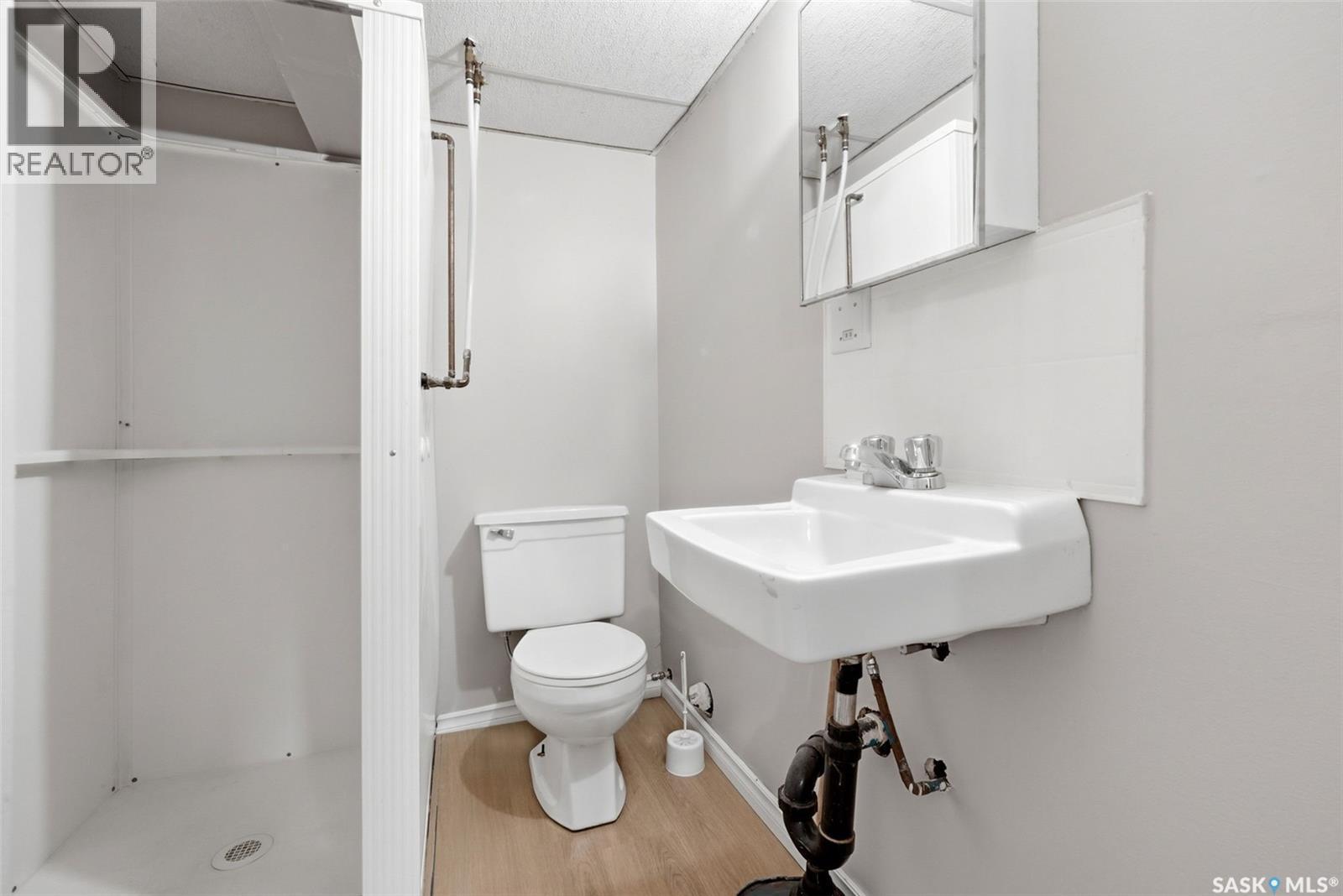 1209 14Th Avenue, Regina, SK - Indoor Photo Showing Bathroom