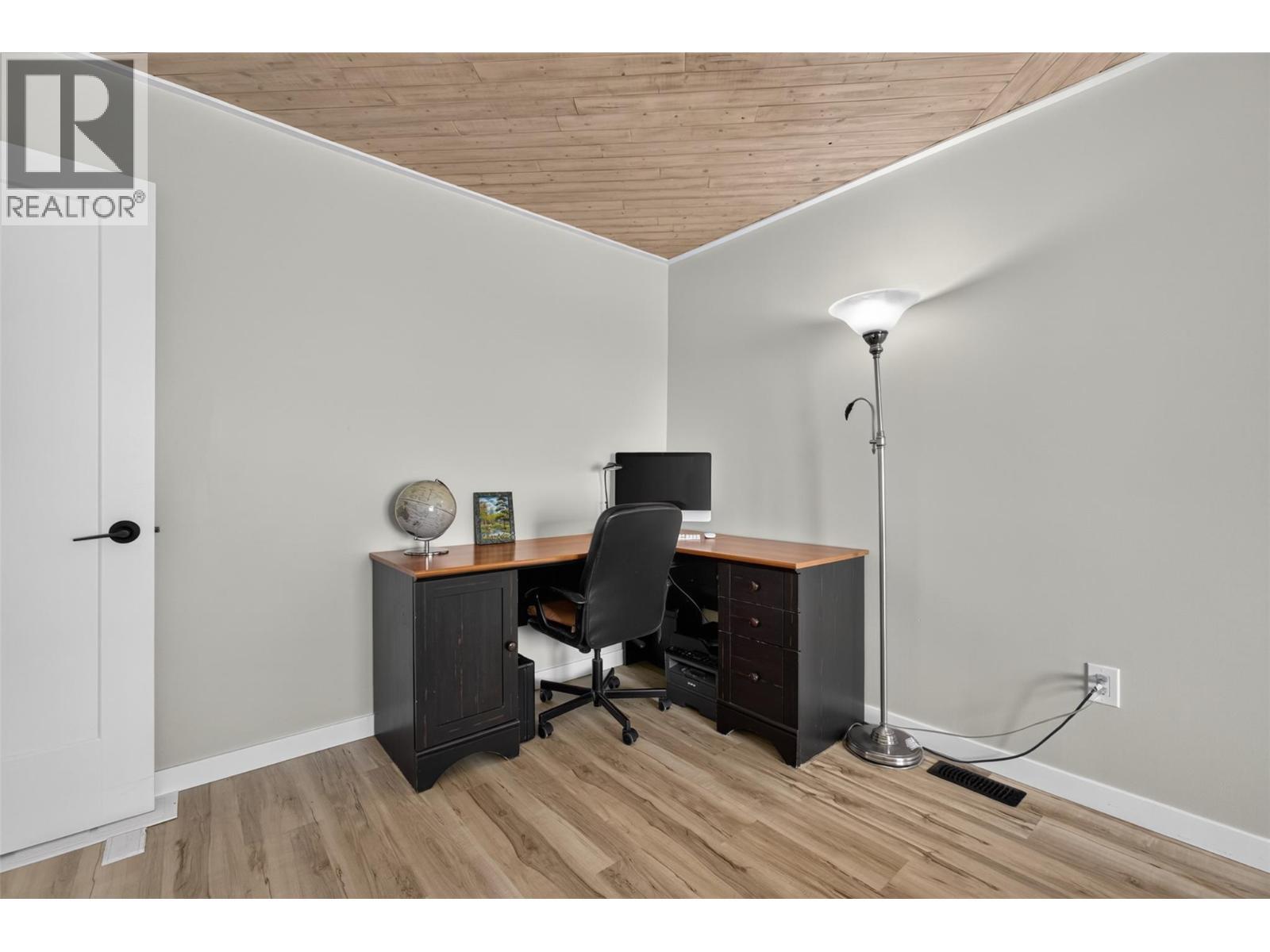With additional space for a desk, wardrobe, etc. - 3491 Fenton Road, West Kelowna, BC - Indoor Photo Showing Bathroom