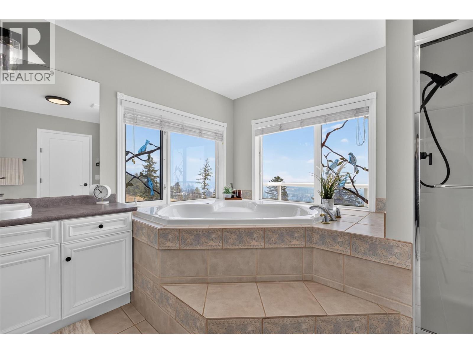 Primary ensuite with soaker tub & a walk-in shower - 3491 Fenton Road, West Kelowna, BC - Indoor Photo Showing Bathroom