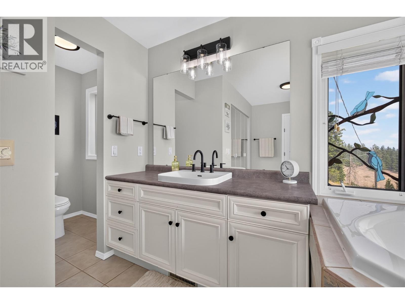 Primary ensuite with soaker tub & a walk-in shower - 3491 Fenton Road, West Kelowna, BC - Indoor Photo Showing Bathroom