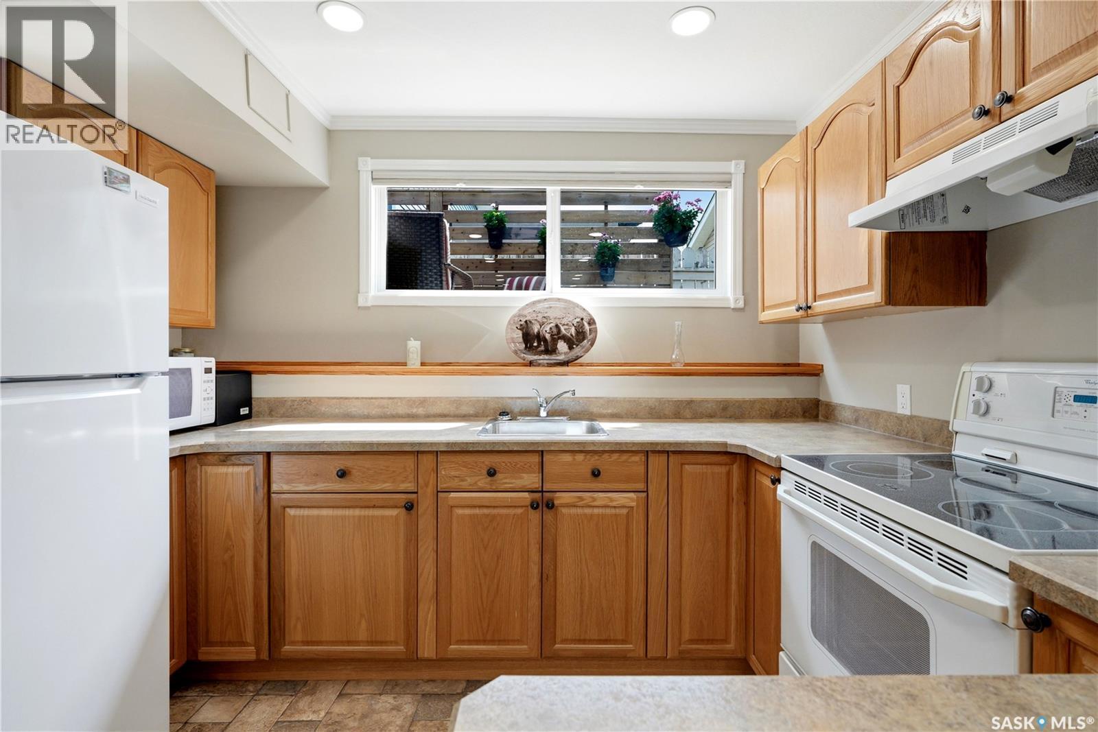 1710 Cameron Avenue, Saskatoon, SK - Indoor Photo Showing Kitchen