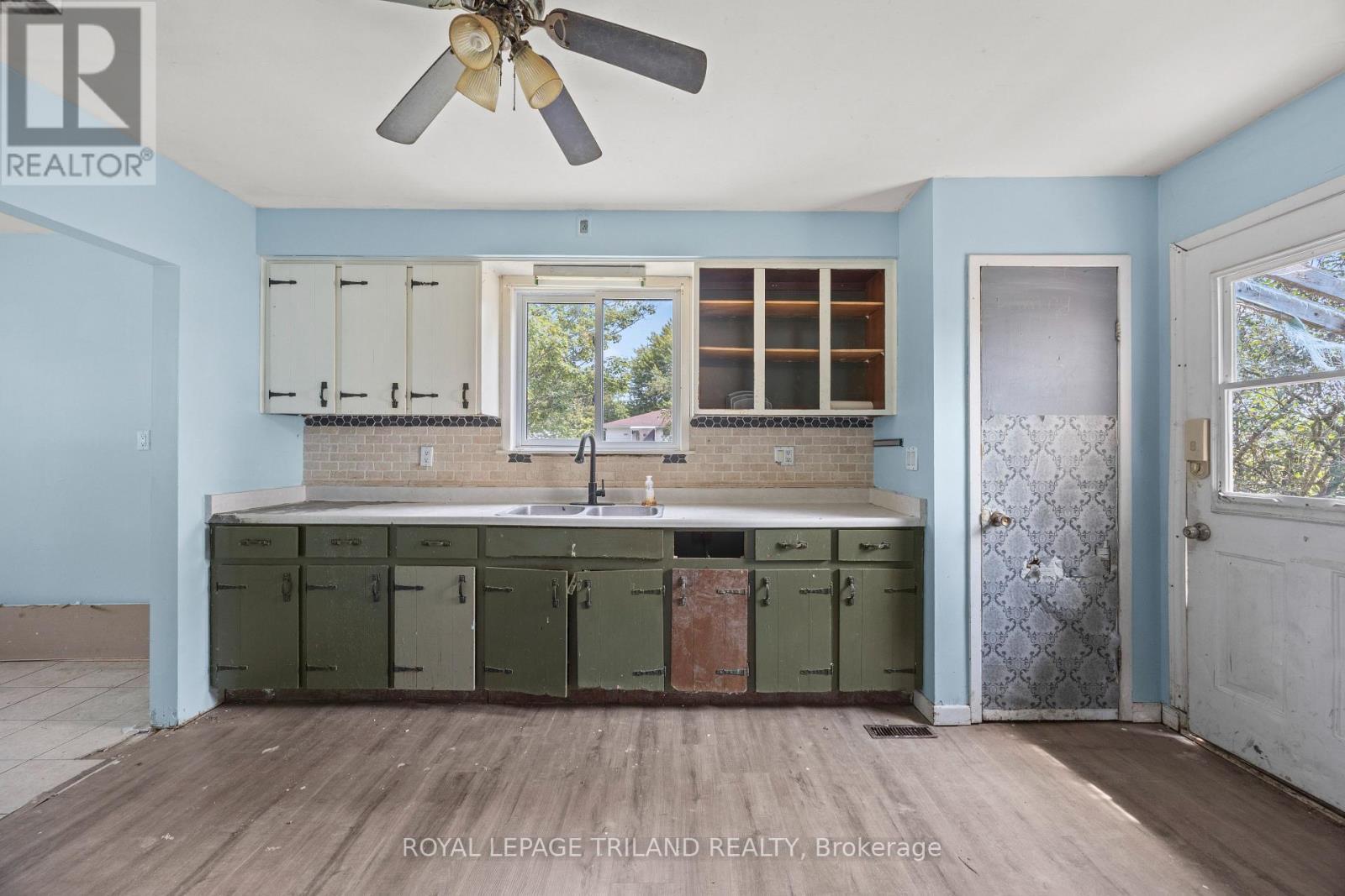 10207 Ivan Drive, Middlesex Centre, ON - Indoor Photo Showing Kitchen With Double Sink