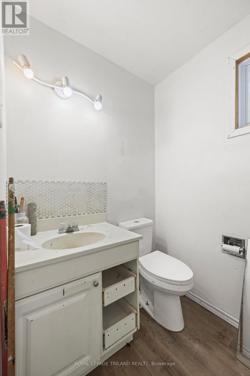 10207 Ivan Drive, Middlesex Centre, ON - Indoor Photo Showing Bathroom