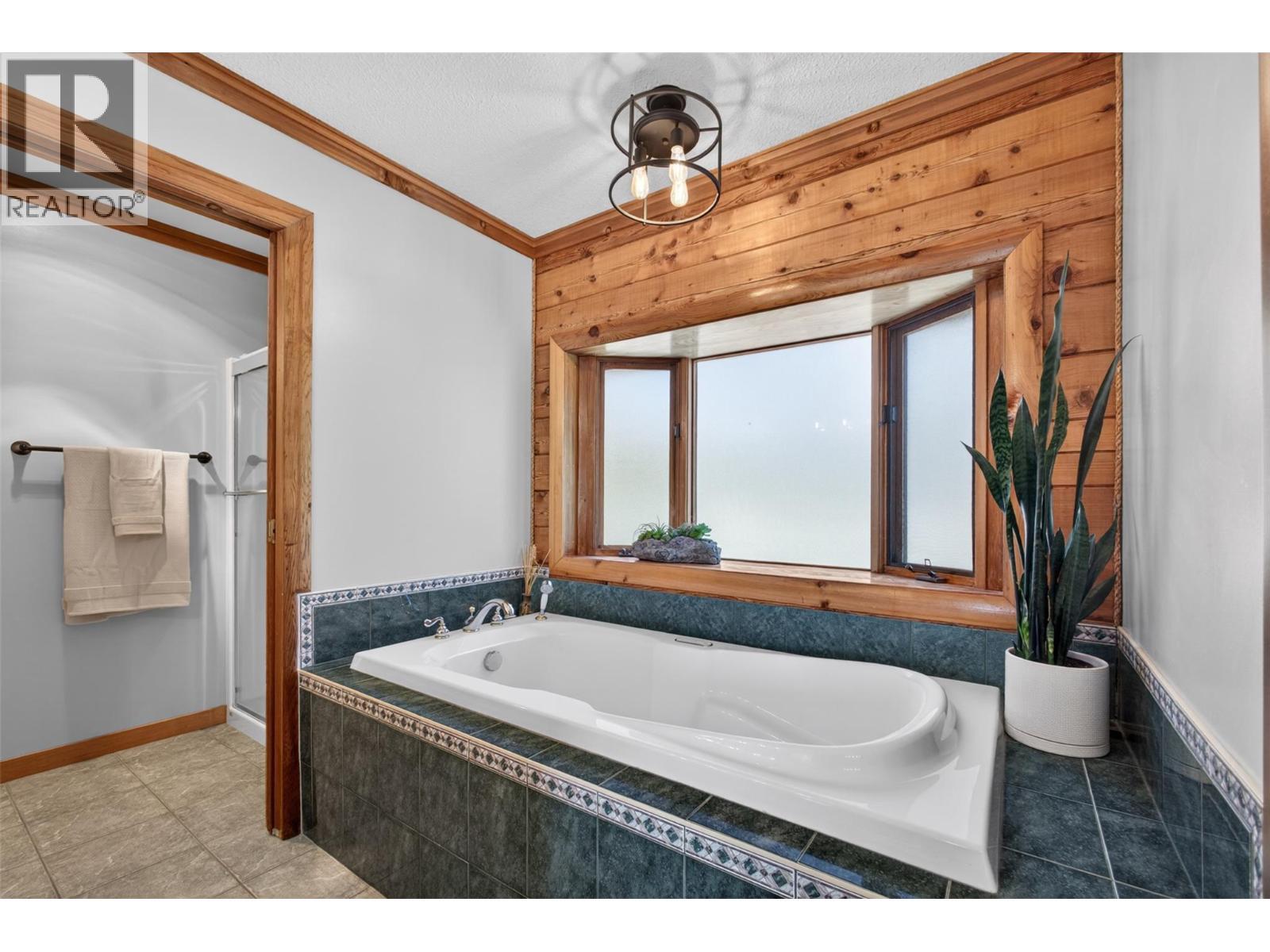 & a large bath tub - 7319 Trapper Court, Kelowna, BC - Indoor Photo Showing Bathroom