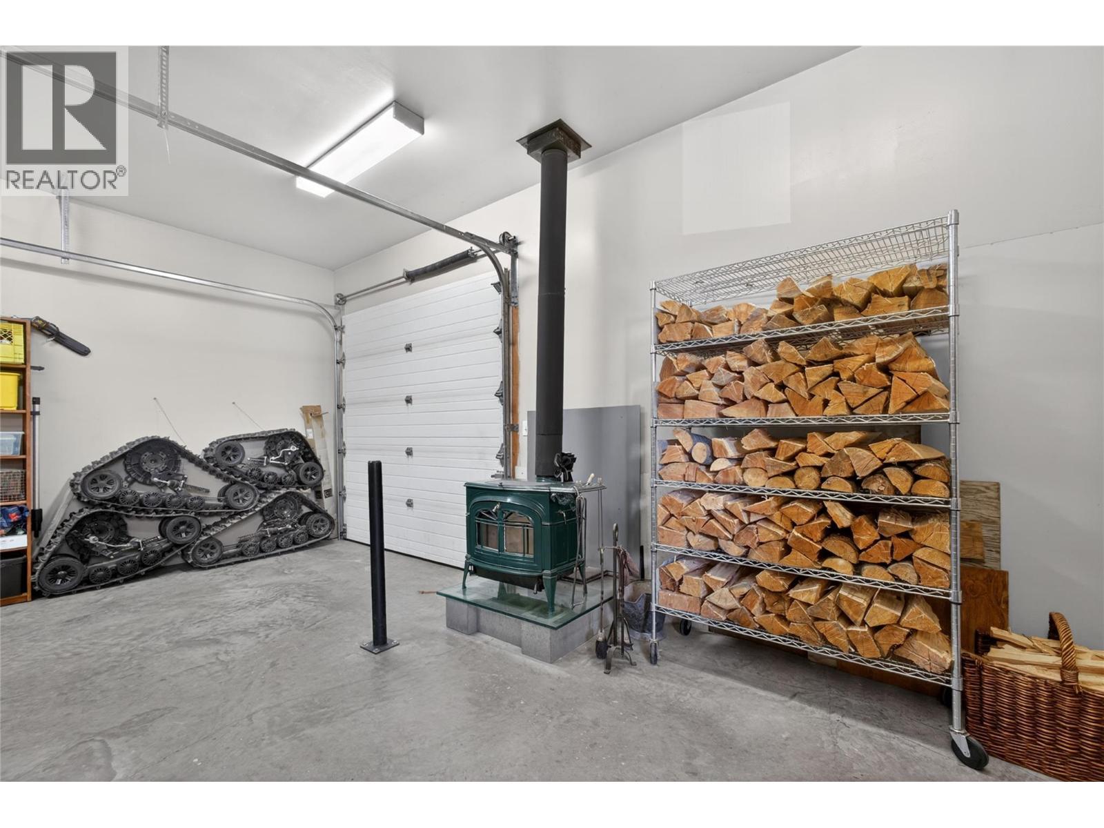 7319 Trapper Court, Kelowna, BC - Indoor Photo Showing Garage