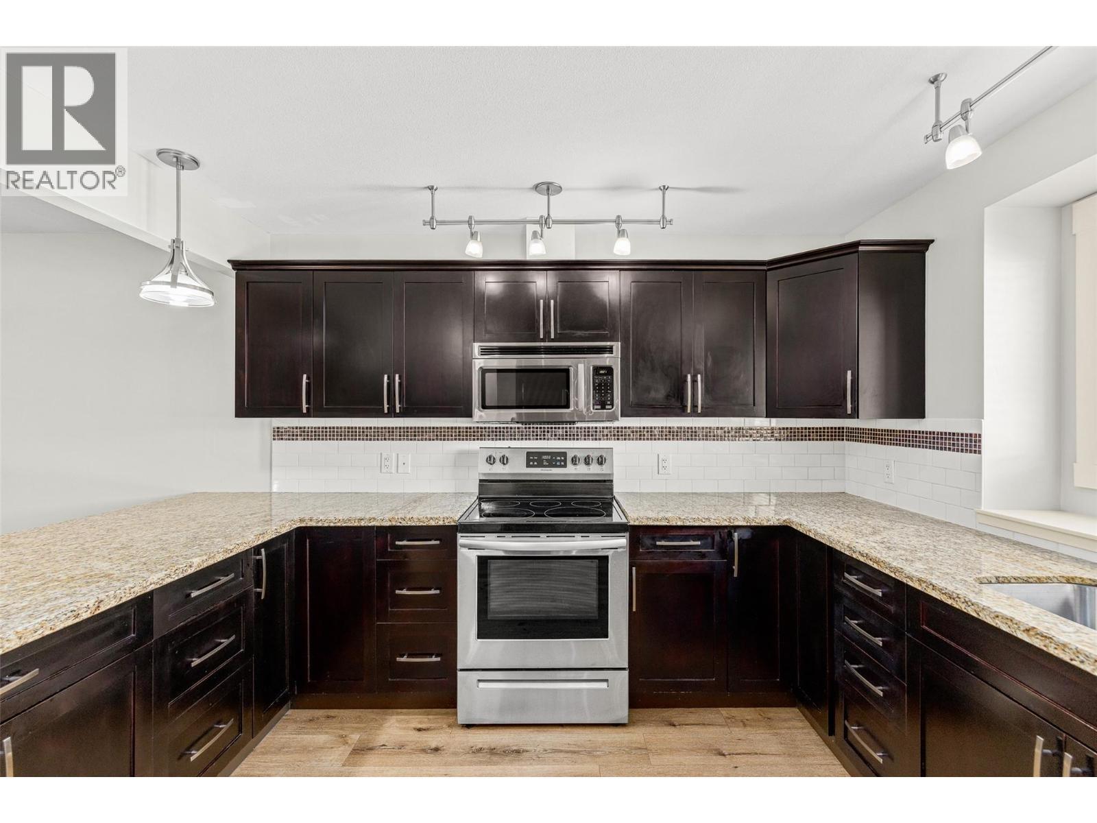 1651 Lynrick Road Unit# 105, Kelowna, BC - Indoor Photo Showing Kitchen With Upgraded Kitchen