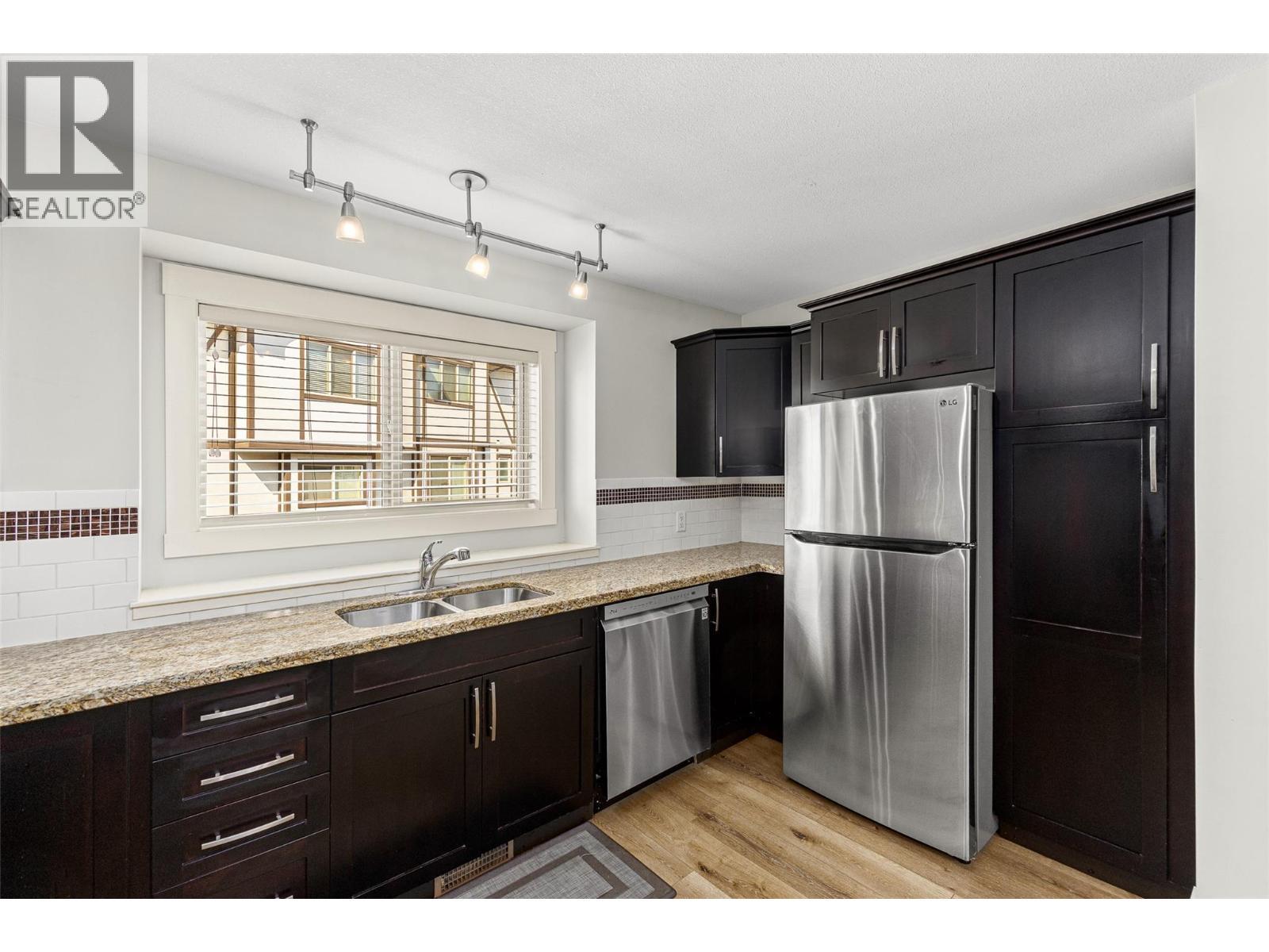 1651 Lynrick Road Unit# 105, Kelowna, BC - Indoor Photo Showing Kitchen With Double Sink