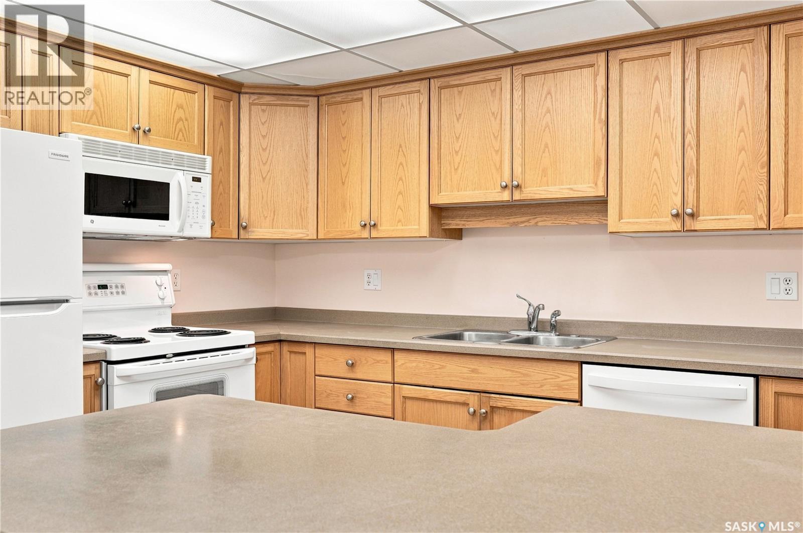 311 1622A Acadia Drive, Saskatoon, SK - Indoor Photo Showing Kitchen With Double Sink