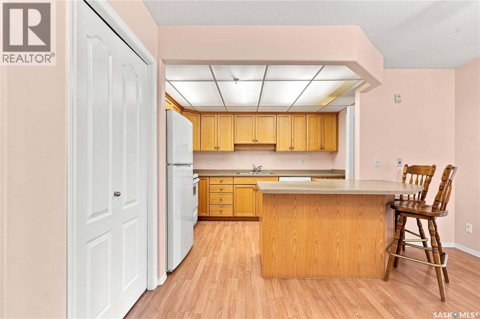 311 1622A Acadia Drive, Saskatoon, SK - Indoor Photo Showing Kitchen With Double Sink