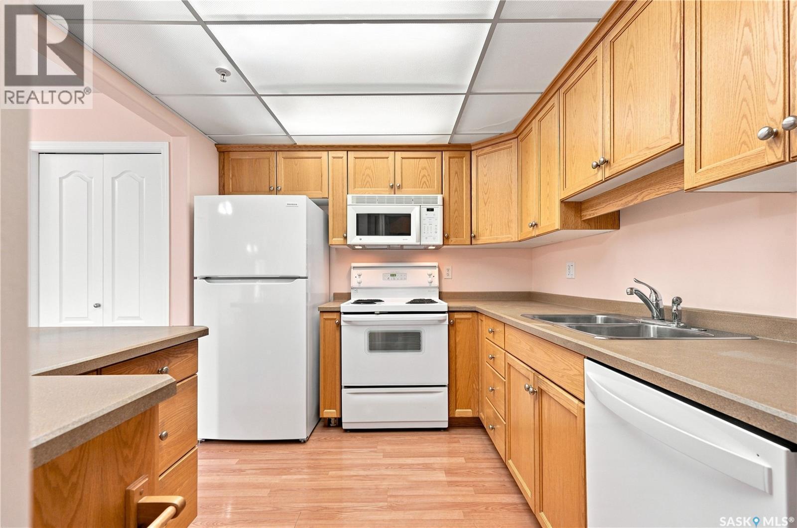 311 1622A Acadia Drive, Saskatoon, SK - Indoor Photo Showing Kitchen With Double Sink