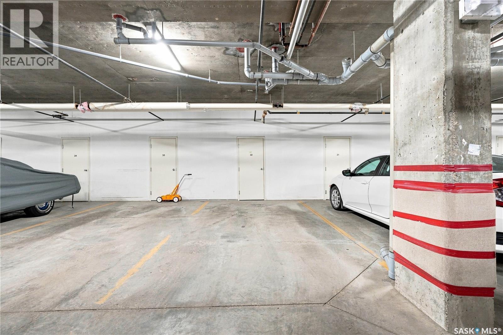 311 1622A Acadia Drive, Saskatoon, SK - Indoor Photo Showing Garage