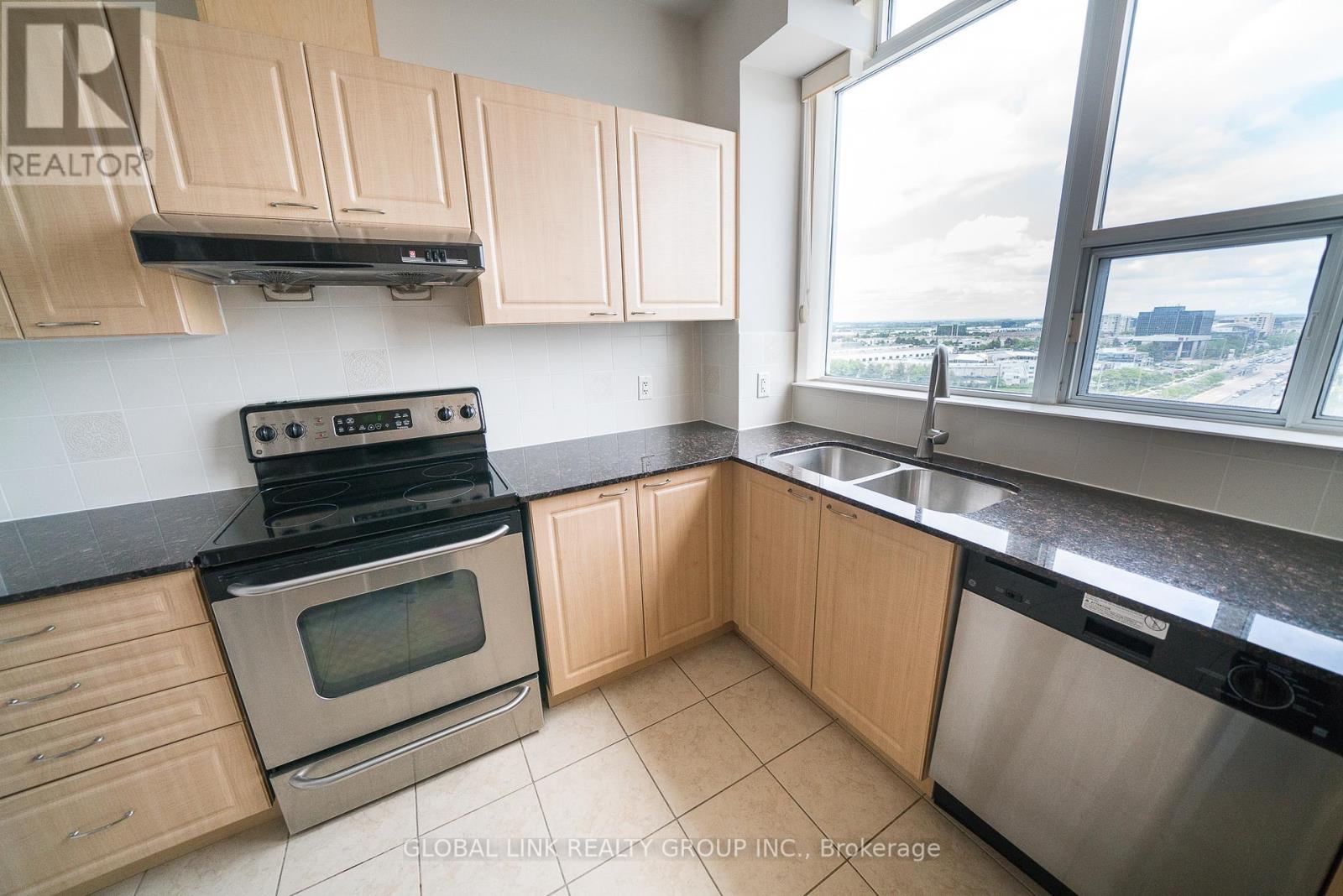 Kitchen - Uph 01 - 88 Times Avenue, Markham, ON - Indoor Photo Showing Kitchen With Double Sink