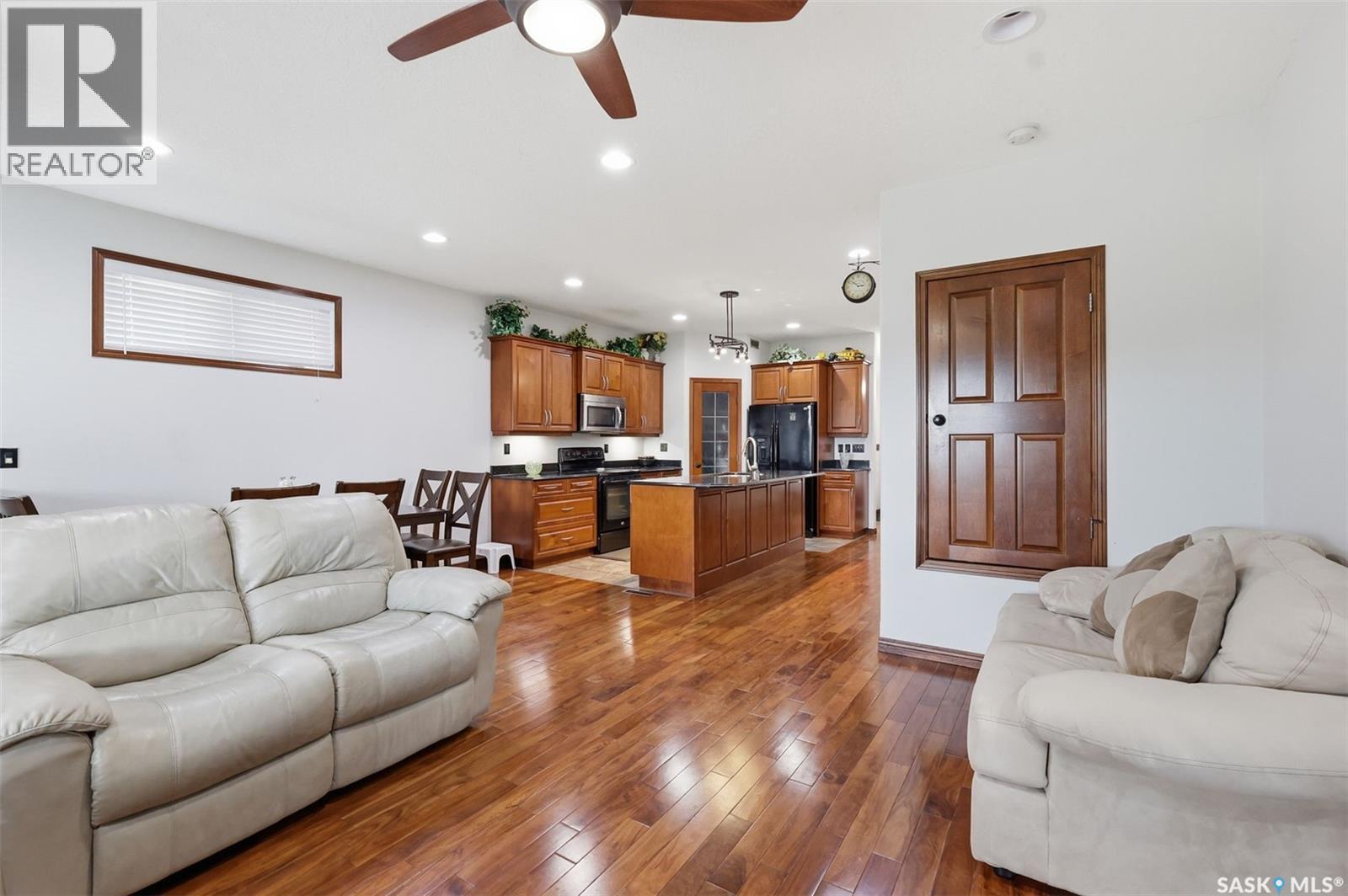 206 Muzyka Road, Saskatoon, SK - Indoor Photo Showing Living Room
