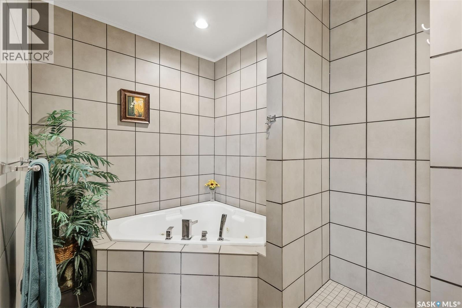 206 Muzyka Road, Saskatoon, SK - Indoor Photo Showing Bathroom
