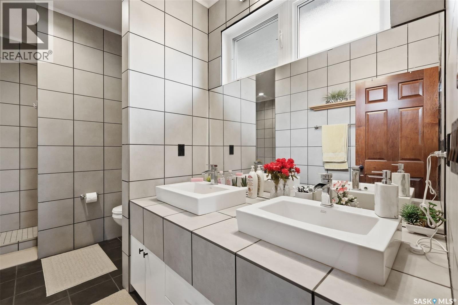 206 Muzyka Road, Saskatoon, SK - Indoor Photo Showing Bathroom