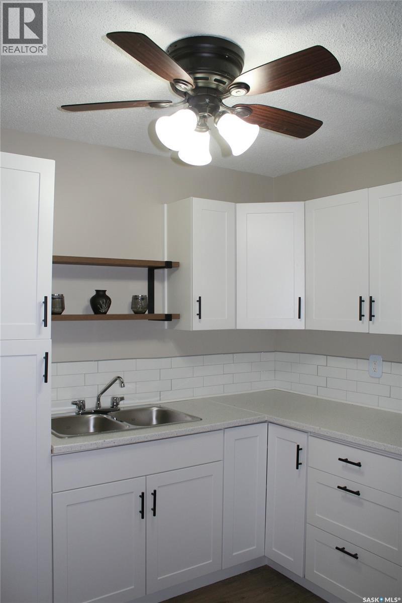 6 4505 Rae Street, Regina, SK - Indoor Photo Showing Kitchen With Double Sink