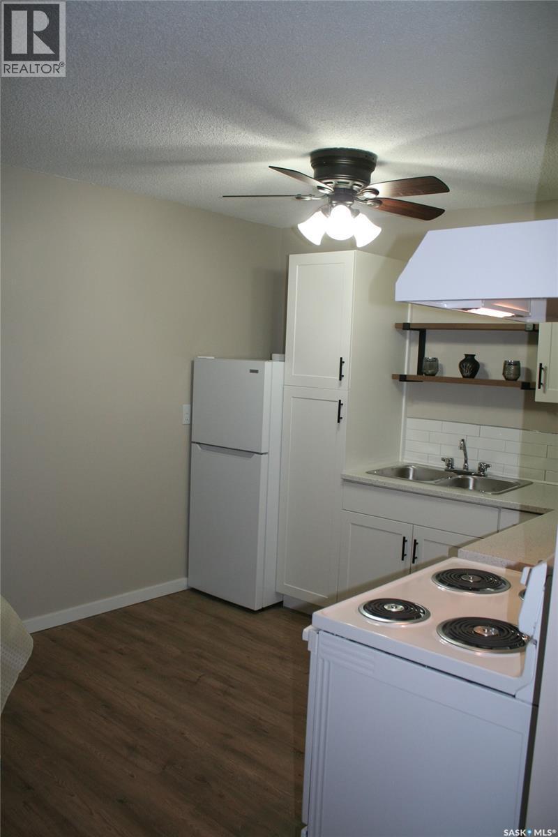 6 4505 Rae Street, Regina, SK - Indoor Photo Showing Kitchen With Double Sink