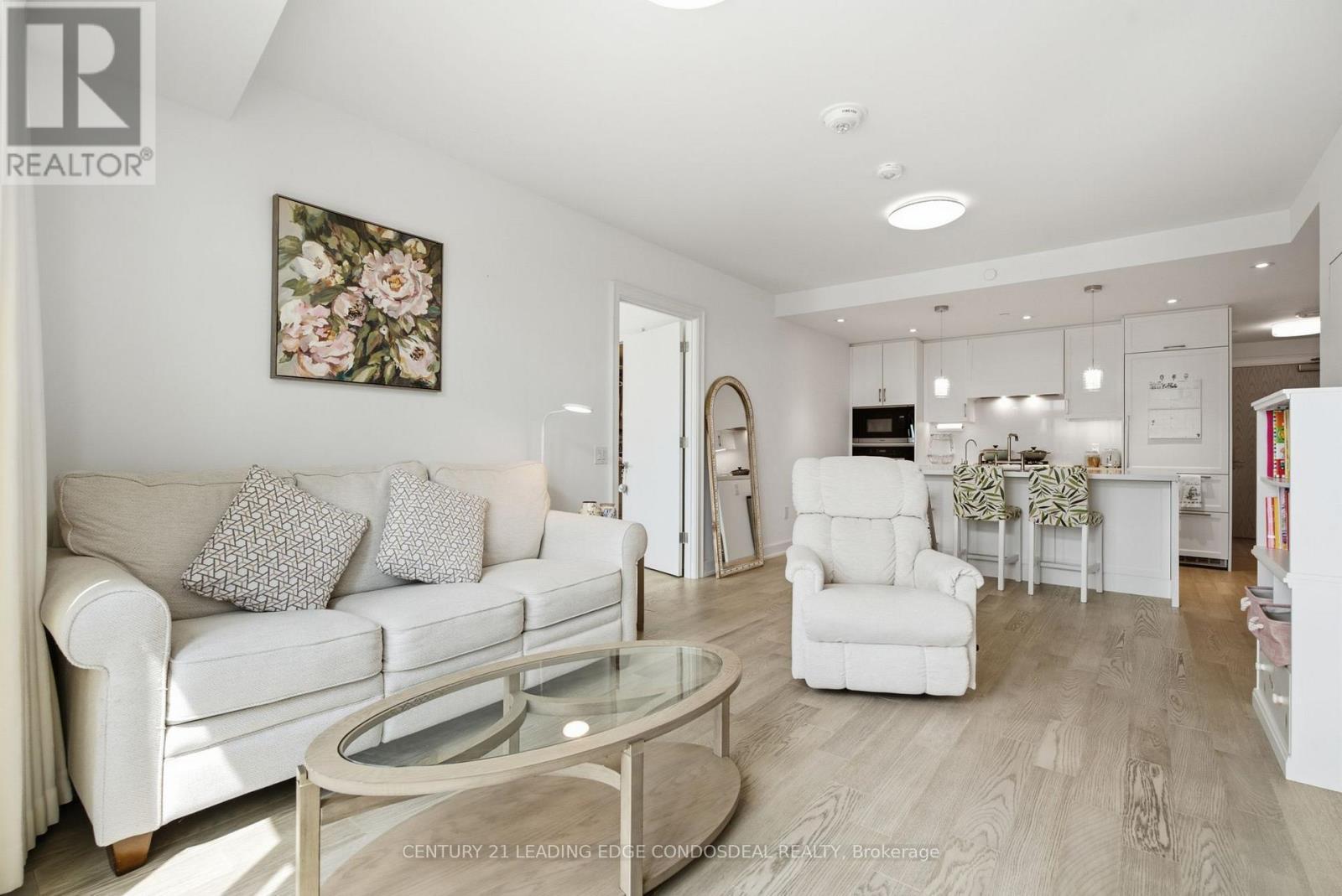 Living room 1 - 503 - 1 Strathgowan Avenue, Toronto, ON - Indoor Photo Showing Living Room