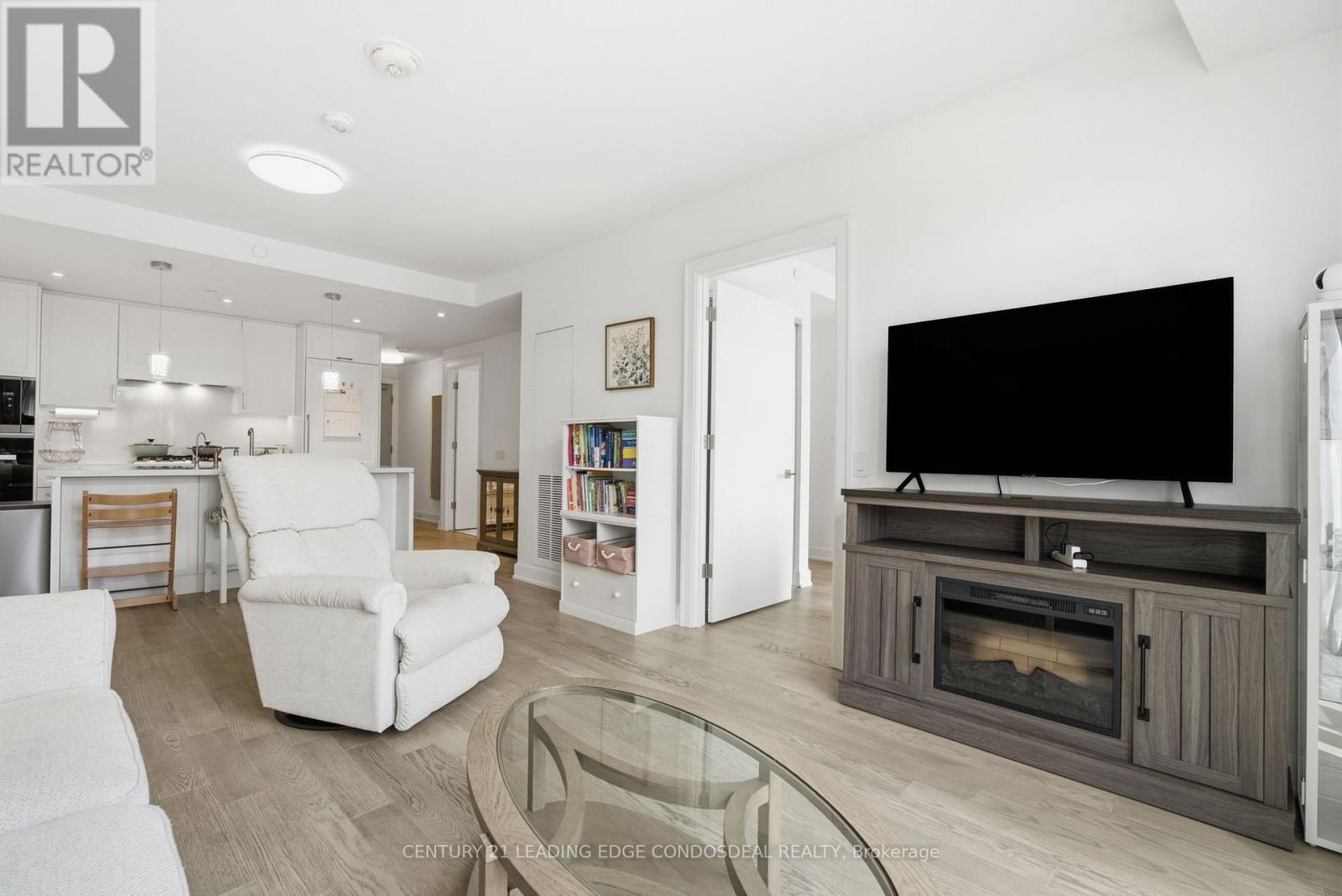 Living room 2 - 503 - 1 Strathgowan Avenue, Toronto, ON - Indoor Photo Showing Living Room