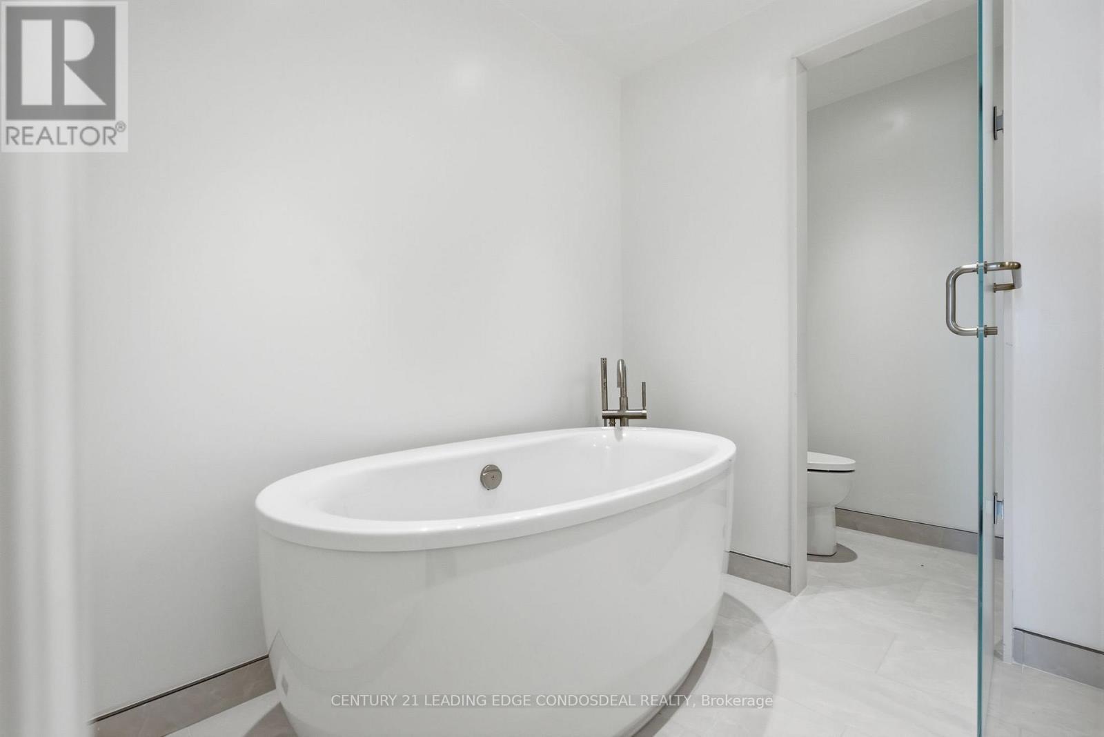 Main bath tub - 503 - 1 Strathgowan Avenue, Toronto, ON - Indoor Photo Showing Bathroom
