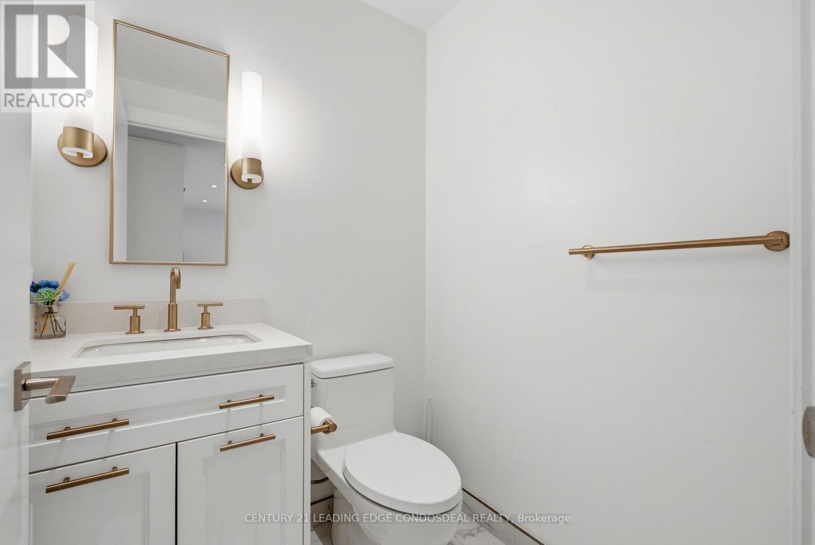 Powder Room - 503 - 1 Strathgowan Avenue, Toronto, ON - Indoor Photo Showing Bathroom