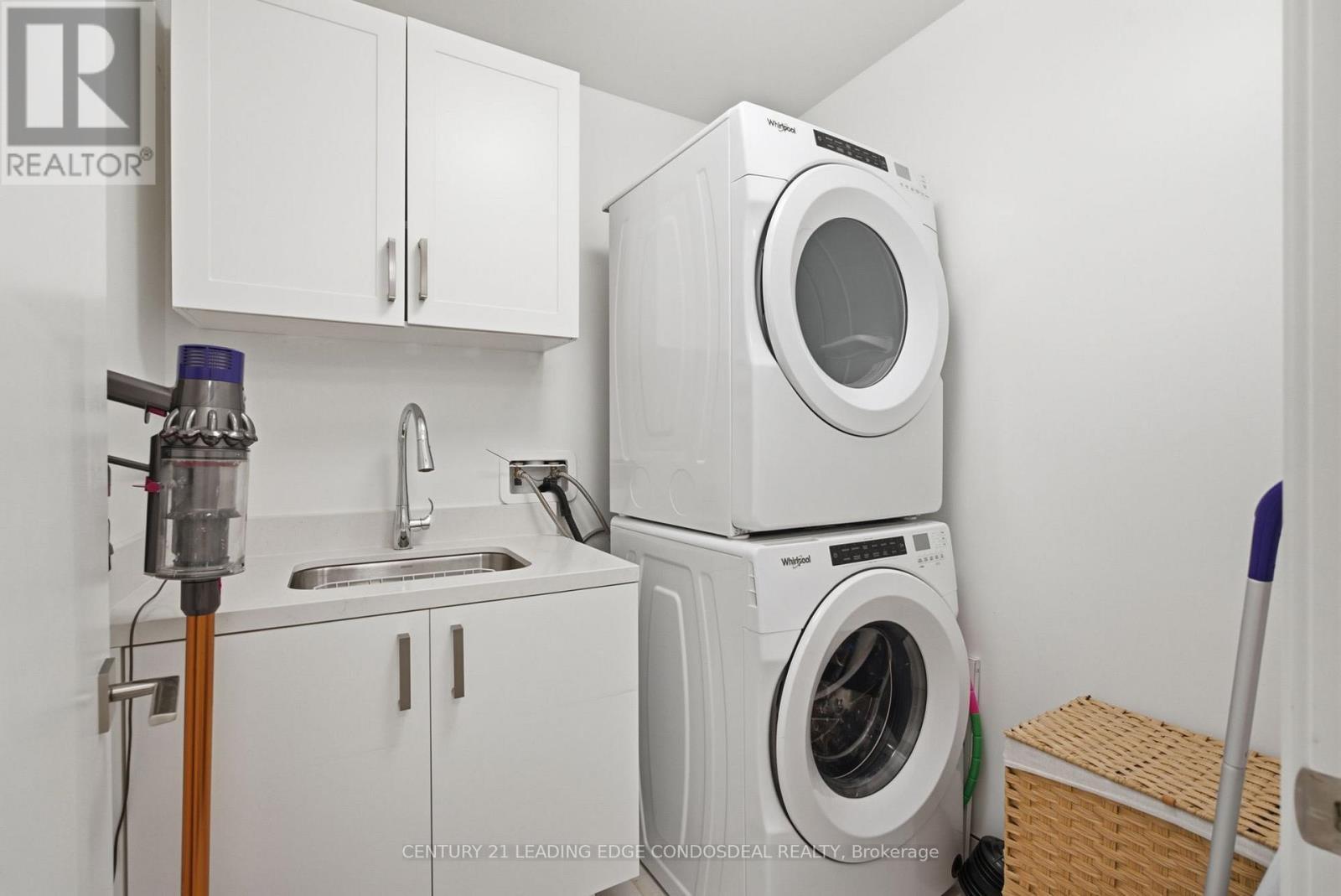 503 - 1 Strathgowan Avenue, Toronto, ON - Indoor Photo Showing Laundry Room