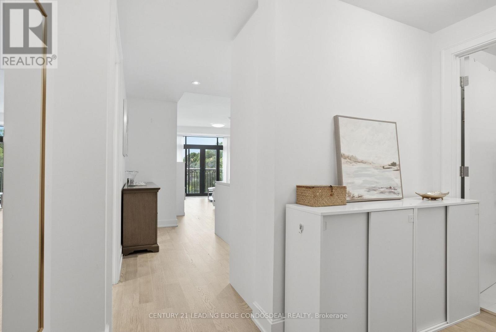 Foyer - 503 - 1 Strathgowan Avenue, Toronto, ON - Indoor Photo Showing Other Room