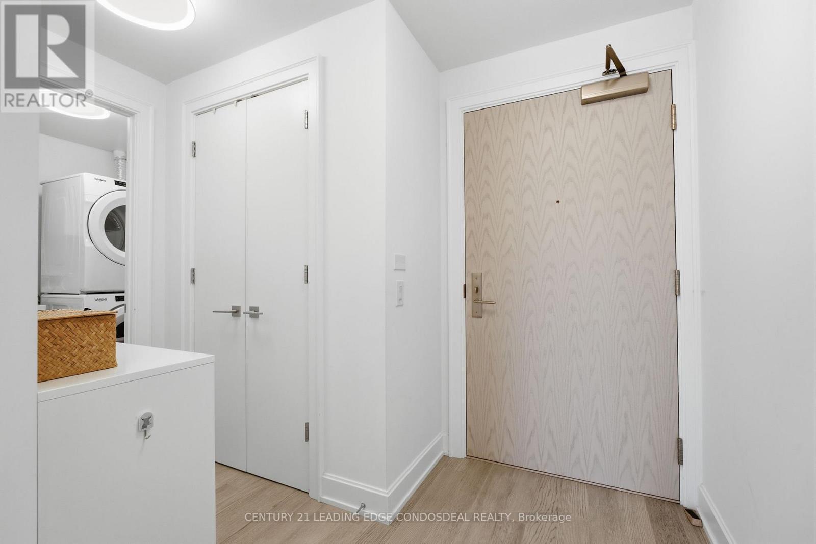 Foyer with closet - 503 - 1 Strathgowan Avenue, Toronto, ON - Indoor Photo Showing Laundry Room