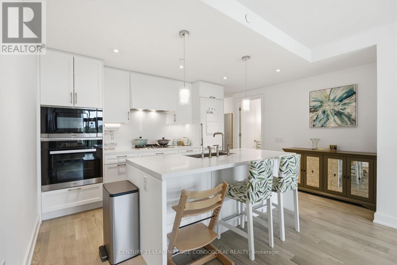 503 - 1 Strathgowan Avenue, Toronto, ON - Indoor Photo Showing Kitchen With Upgraded Kitchen