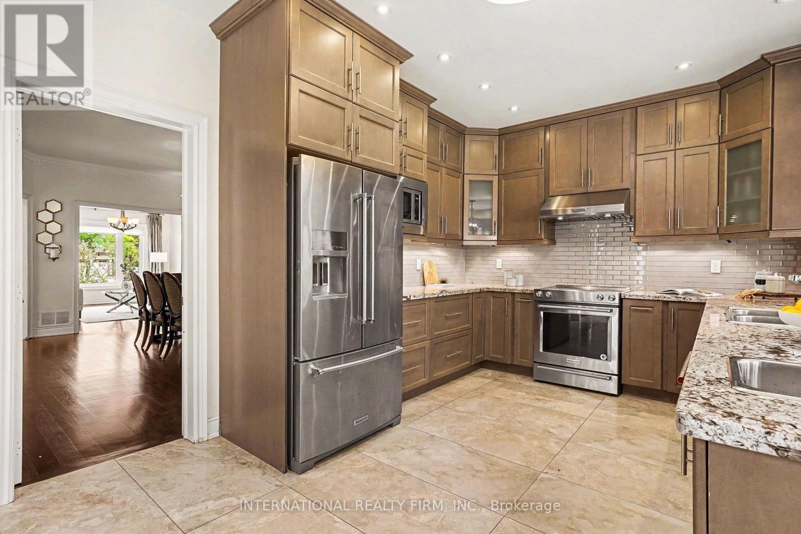 5240 Elmridge Drive, Mississauga, ON - Indoor Photo Showing Kitchen With Upgraded Kitchen