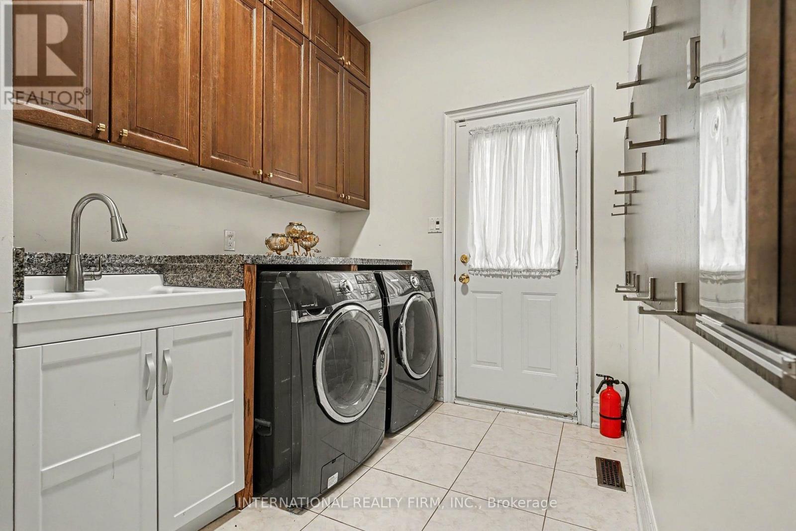 5240 Elmridge Drive, Mississauga, ON - Indoor Photo Showing Laundry Room