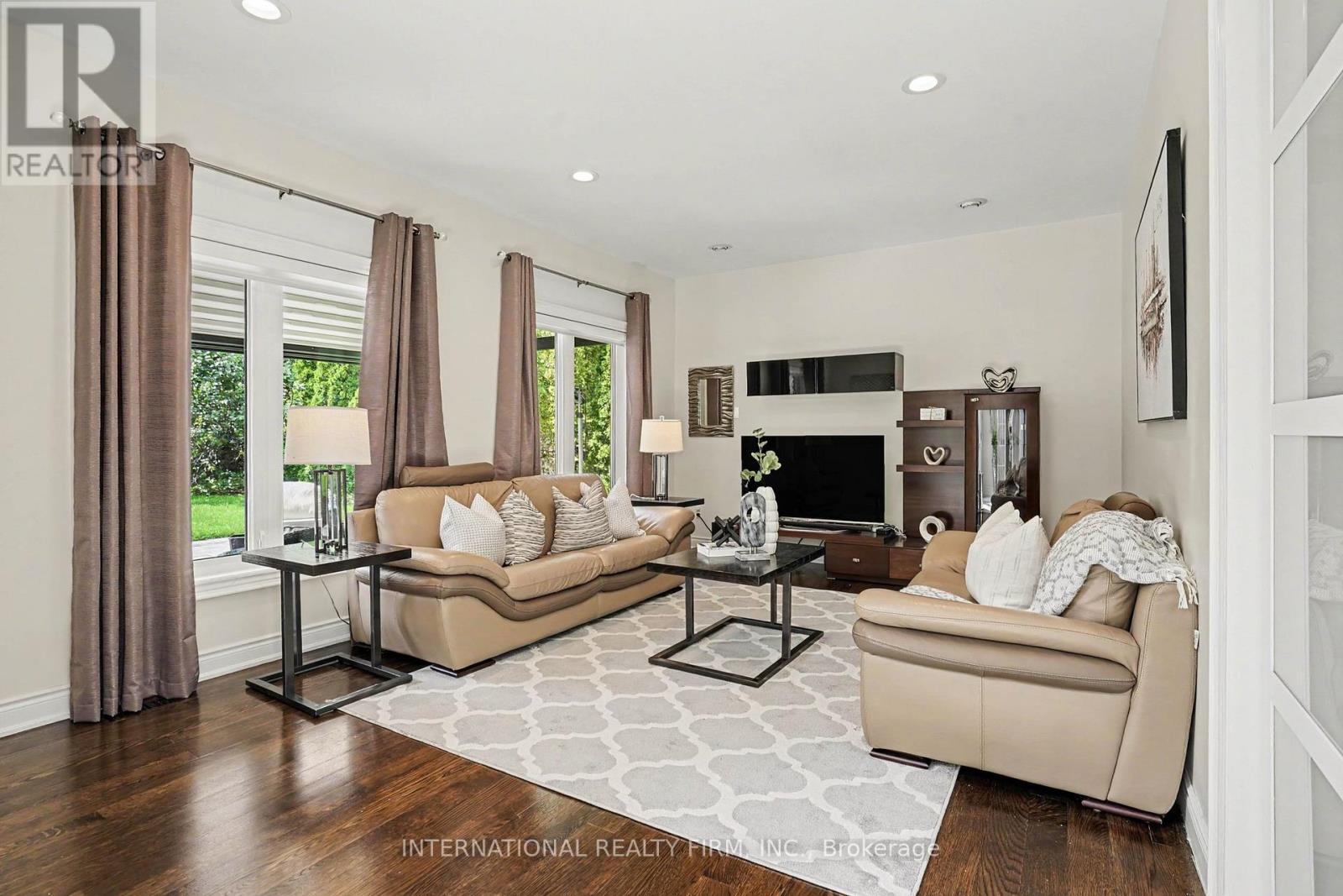 5240 Elmridge Drive, Mississauga, ON - Indoor Photo Showing Living Room