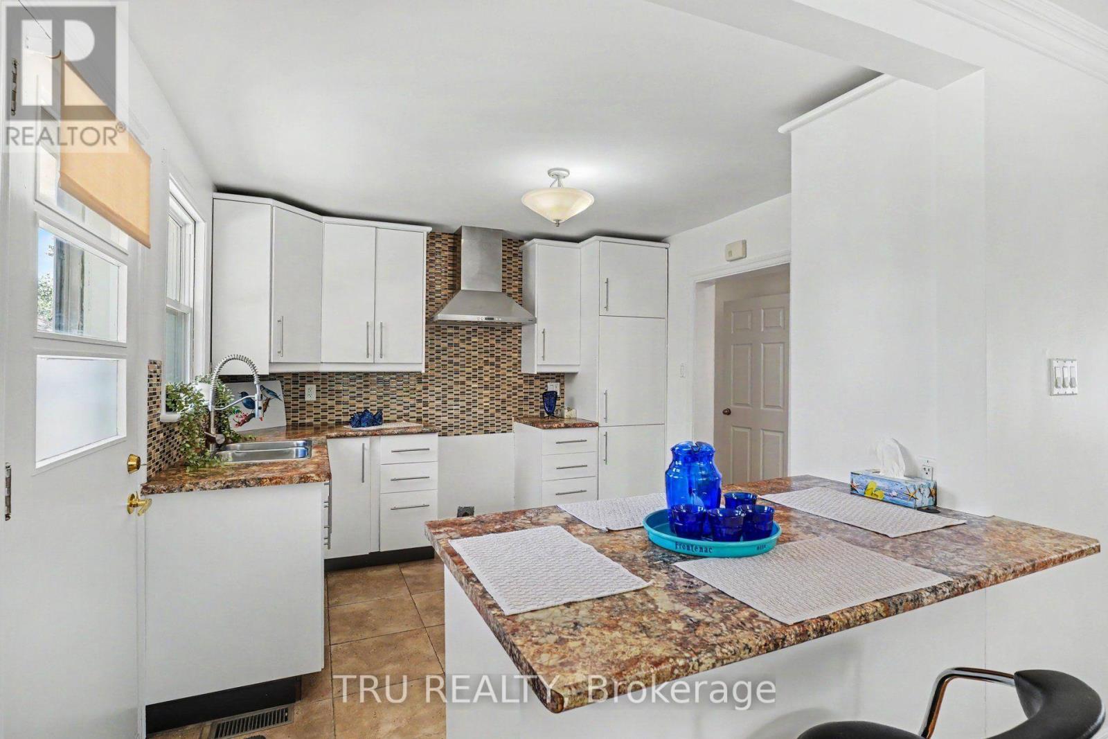 1908 Saunderson Drive, Ottawa, ON - Indoor Photo Showing Kitchen With Double Sink